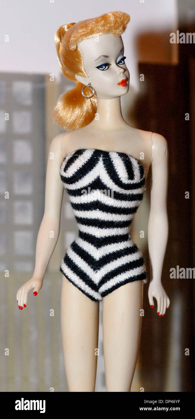 Jul 27, 2006; Los Ángeles, CA, EE.UU.; los detalles de las muñecas que  empezó todo, Barbie y Ken #1 circa 1959. El coleccionista de muñecas Barbie  Nacional 2006 Convención convoca en el