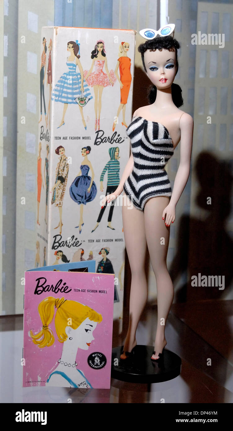 Jul 27, 2006; Los Ángeles, CA, EE.UU.; los detalles de las muñecas que  empezó todo, Barbie y Ken #1 circa 1959. El coleccionista de muñecas Barbie  Nacional 2006 Convención convoca en el