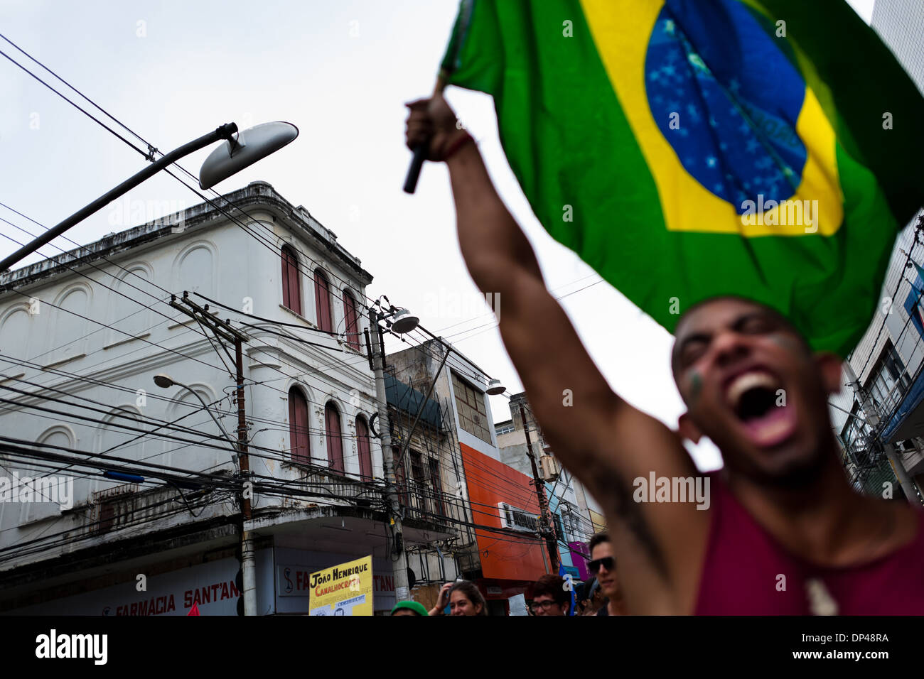 Un manifestante radical, sosteniendo la bandera brasileña, gritos durante la marcha de protesta en Salvador, Bahia, Brasil. Foto de stock