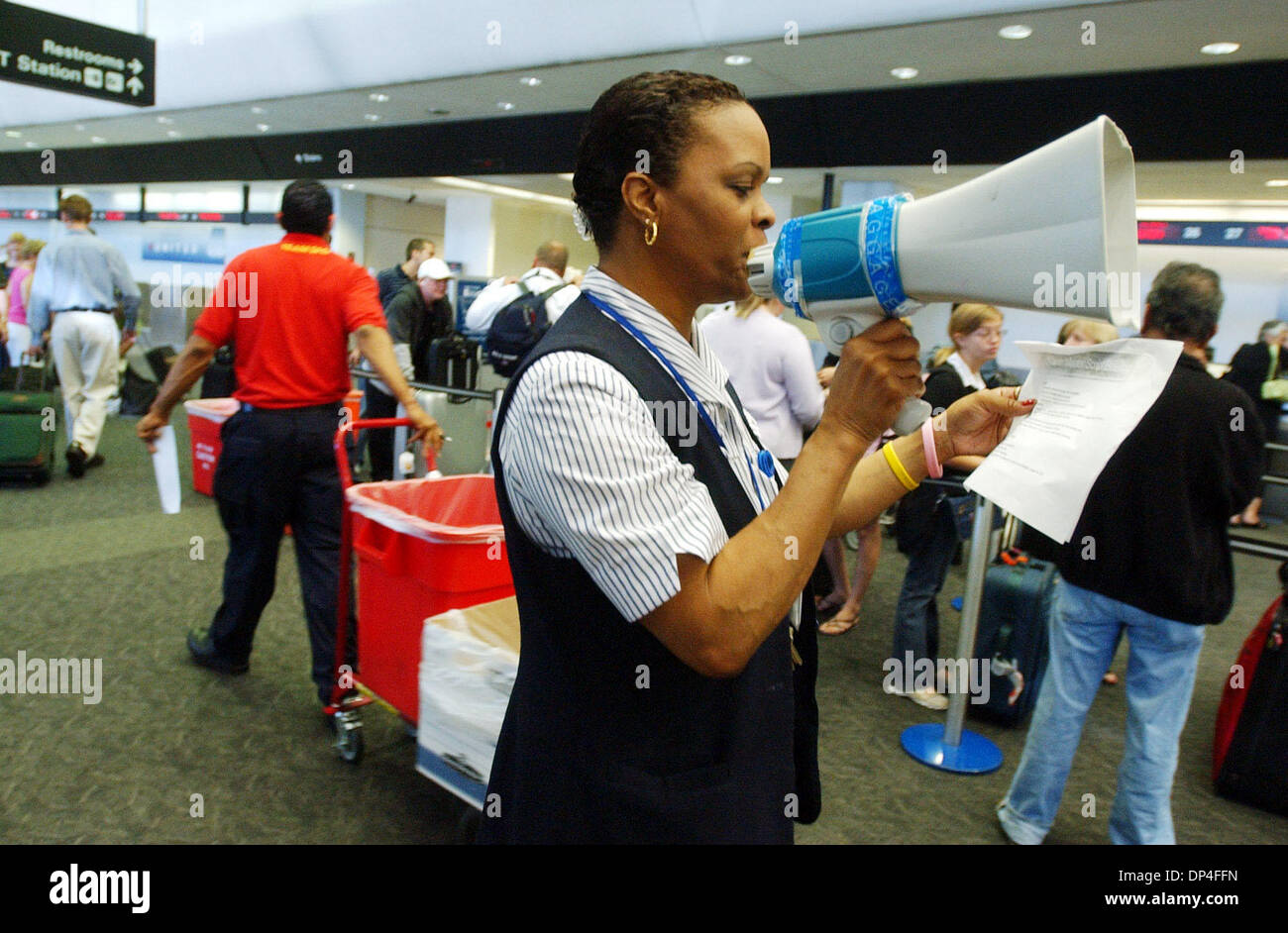 Una azafata tiene una bolsa transparente con líquidos en el aeropuerto de  Colonia-Bonn en Colonia, Alemania, el 28 de septiembre de 2010. Los  pasajeros del vuelo será permitido llevar loción, gel y