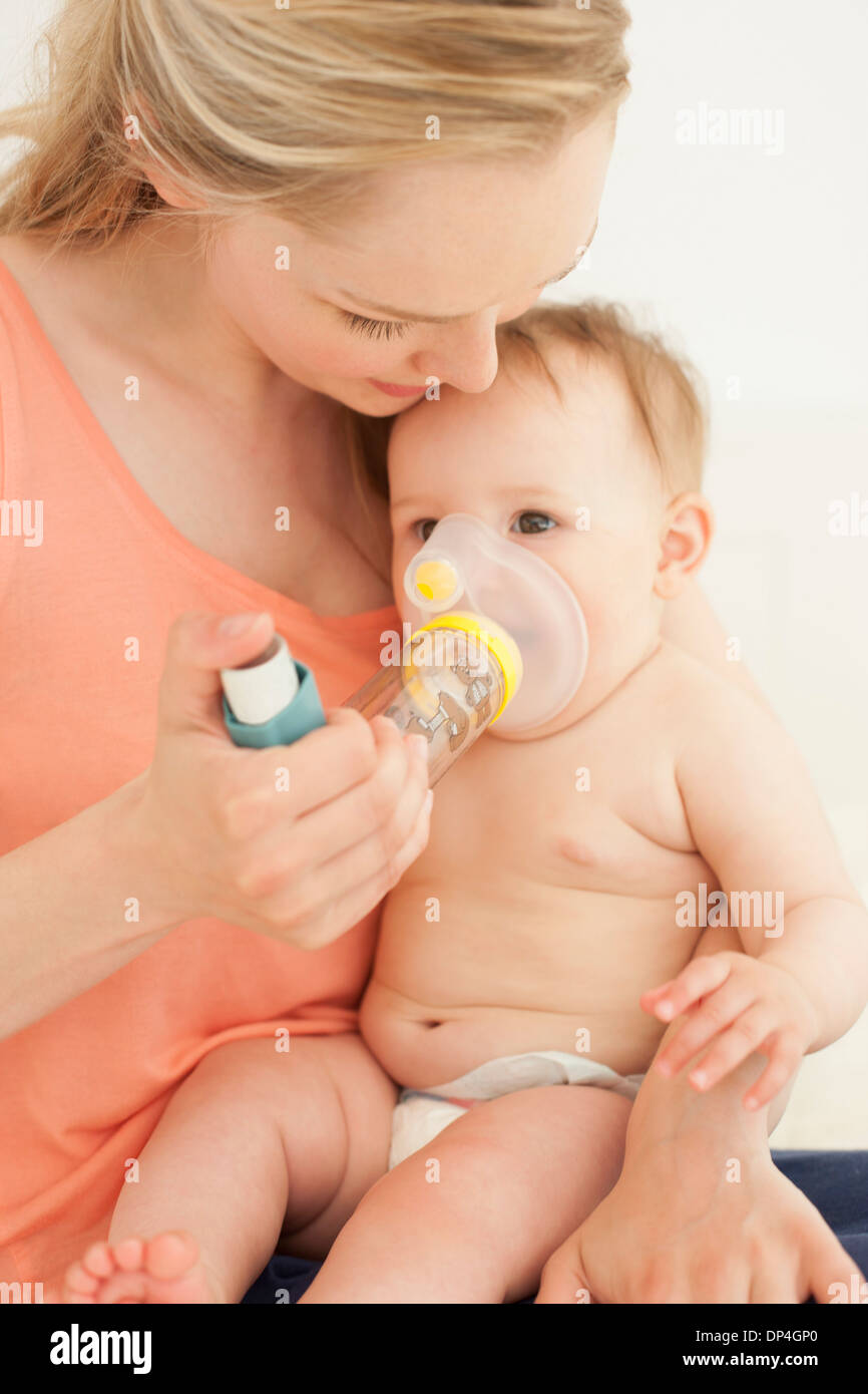 Baby with inhaler fotografías e imágenes de alta resolución - Alamy
