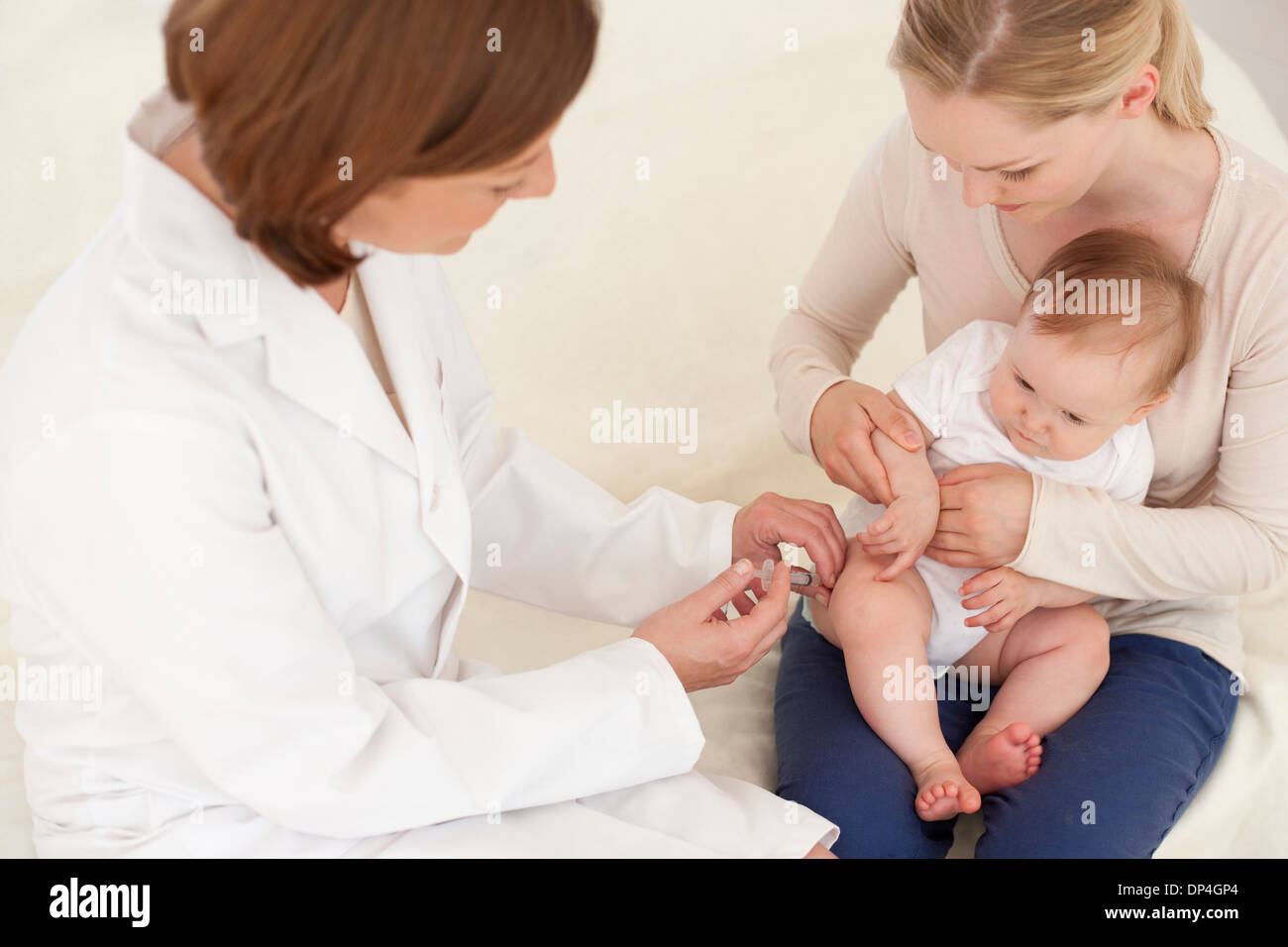 Bebé de ser vacunado Foto de stock