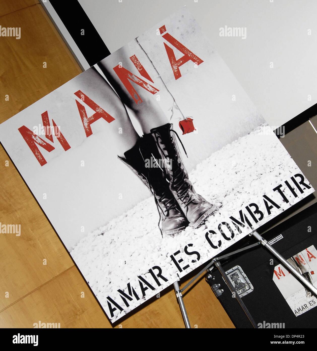 Aug 21, 2006; Beverly Hills, CA, .; portadas de CD de la banda de rock mexicano 'Mana' más reciente CD 'Amar es Combatir'. Crédito: Foto obligatoria por Vaughn Youtz/ZUMA Press. (©) Copyright