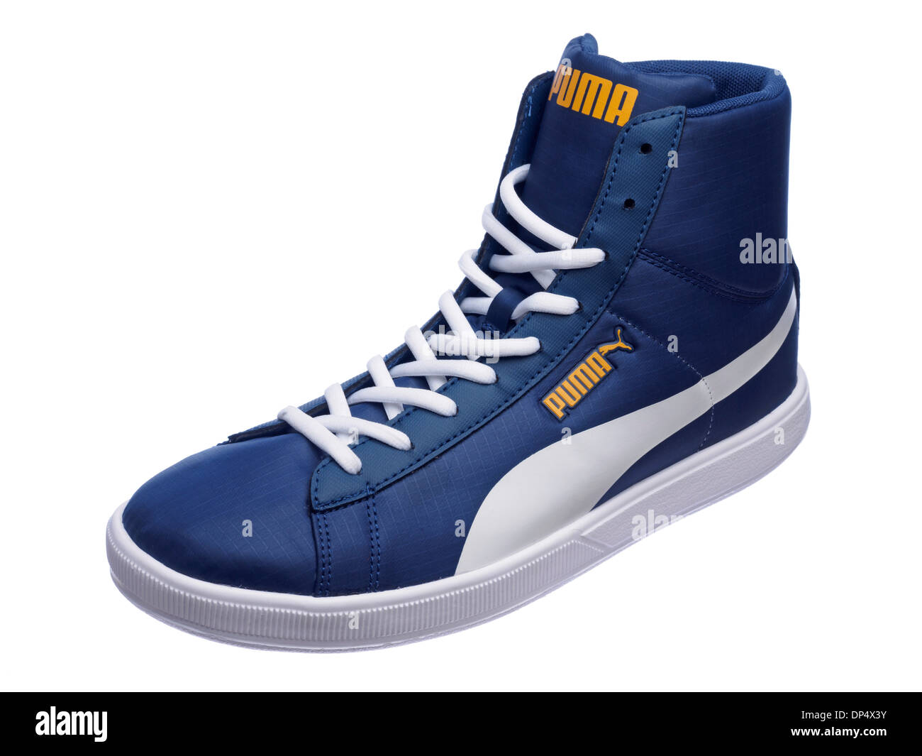 Zapatos Puma retro azul aislado sobre blanco Fotografía de stock - Alamy