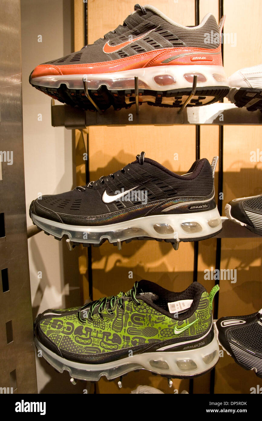 22 Sep, 2006; Portland, Oregón, EE.UU.; los zapatos Nike Airmax 360 están  en exhibición en la tienda Niketown en el centro de Portland. Nike es un  importante fabricante estadounidense de calzado deportivo,