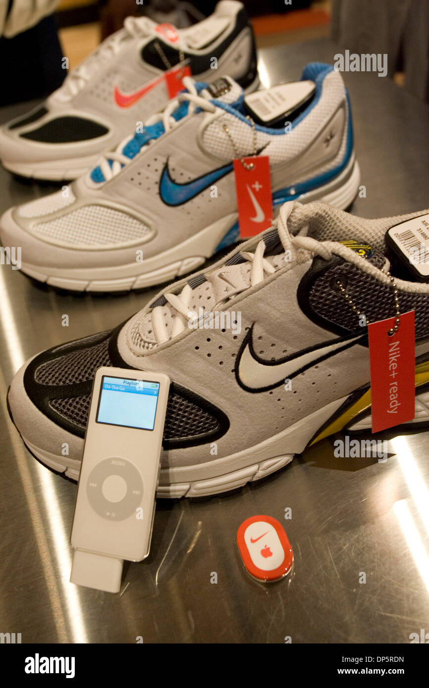 22 Sep, 2006; Portland, Oregón, EE.UU.; muestra de Nike y iPod se muestran  en el Niketown en el centro de Portland. Nike es un importante fabricante  estadounidense de calzado deportivo, ropa y