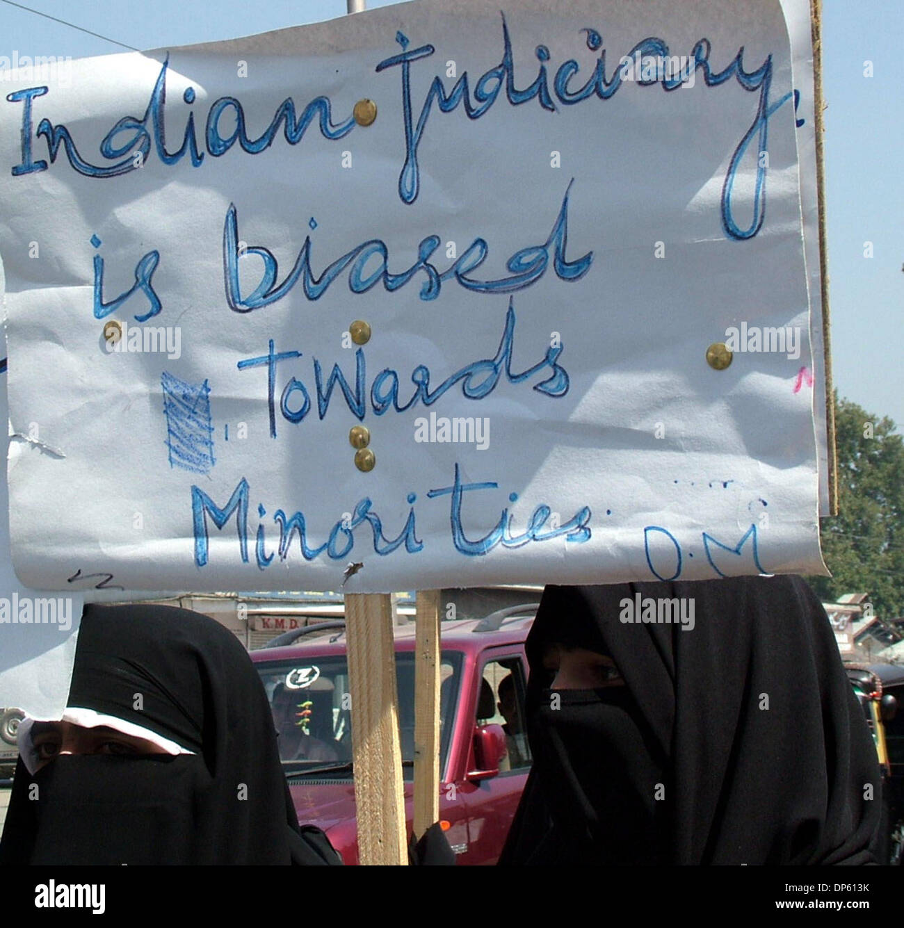 02 Oct, 2006; Lal Chowk Srinagar, Cachemira, India; activistas de Dukhtaran-e-Milat - (Hijas de la fe musulmana) una organización separatista de mujeres de Cachemira - gritar eslóganes durante una manifestación en contra de la ejecución programada de un hombre convicto de Cachemira ayudando mastermind un ataque en el 2001 el parlamento de la India, Srinagar, la capital de verano de la Cachemira india el lunes. Mandat Foto de stock