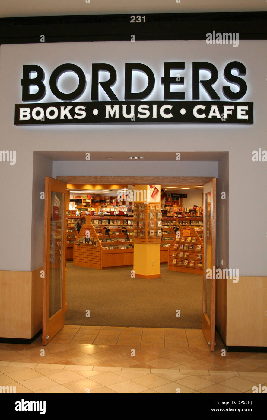 Oct 08, 2006; Costa Mesa, CA, EE.UU.; Fronteras Group es una de las  librerías más grandes en el país. Opera más de 1.200 tiendas bajo las  fronteras y nombres de Waldenbooks. Hay