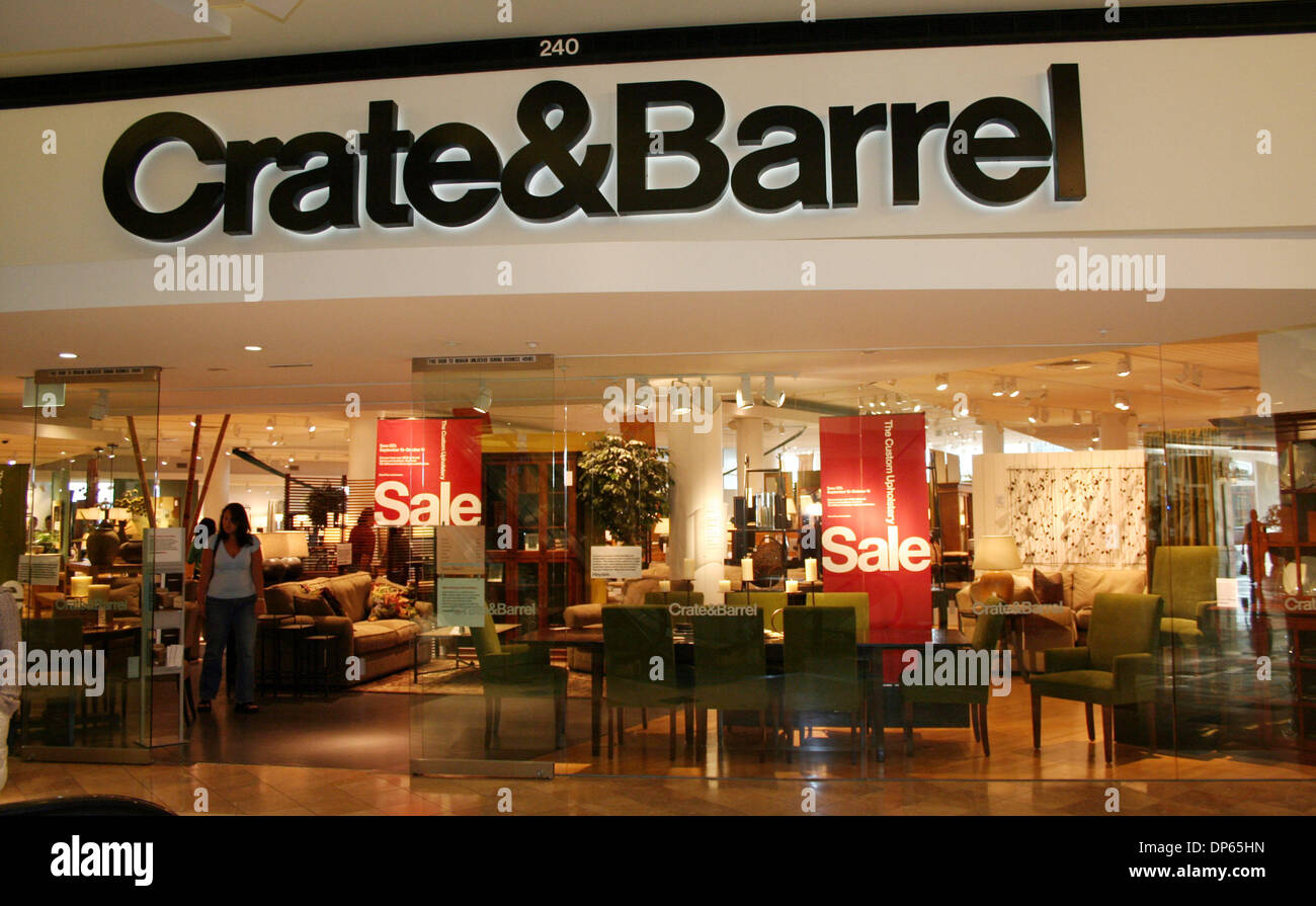 Oct 08, 2006; Costa Mesa, CA, EE.UU.; Crate & Barrel abrió sus puertas en  1962 como una empresa familiar. Un equipo de marido y mujer llamado Gordon  y Carole Segal, y uno