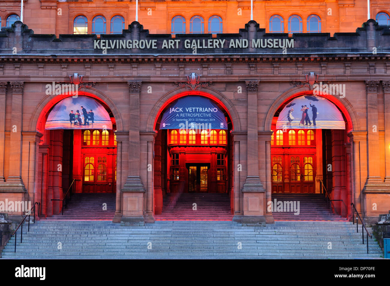 Galería de Arte y Museo Kelvingrove al anochecer, Glasgow, Escocia Foto de stock