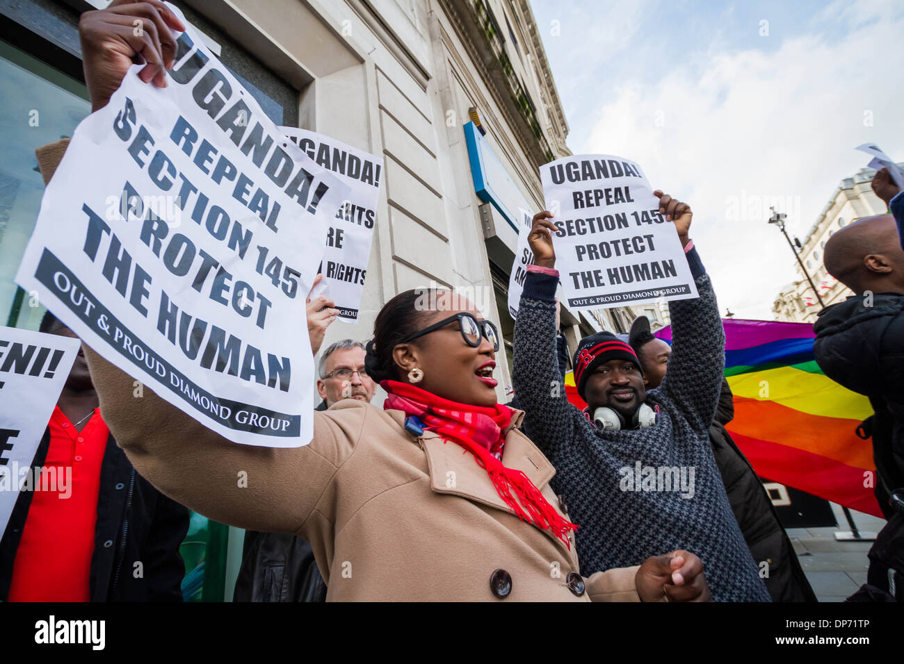 LGBTI protesta fuera de la Alta Comisión de Uganda Foto de stock
