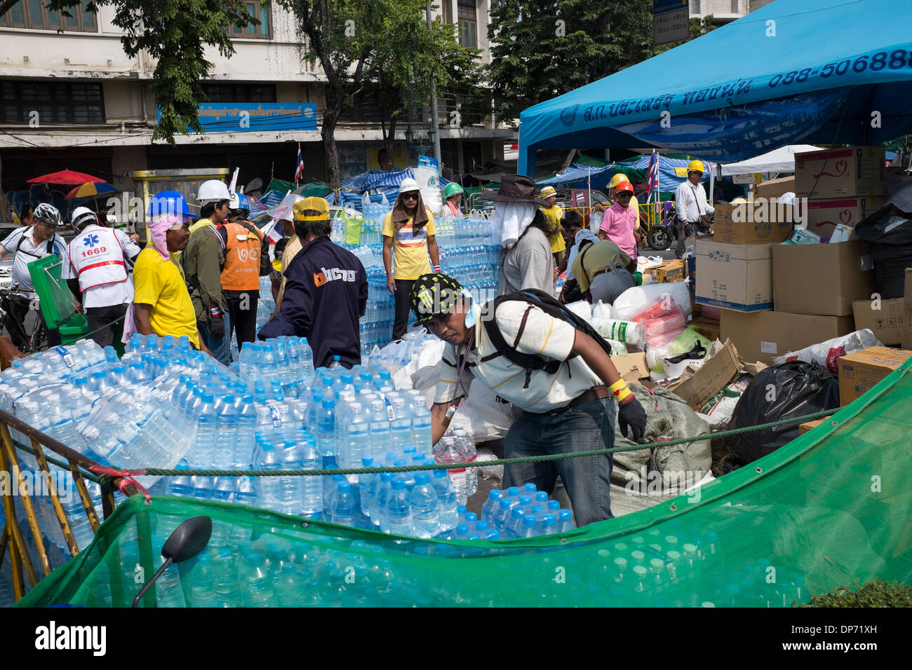 Suministro de agua para los manifestantes contra el gobierno en Bangkok Foto de stock