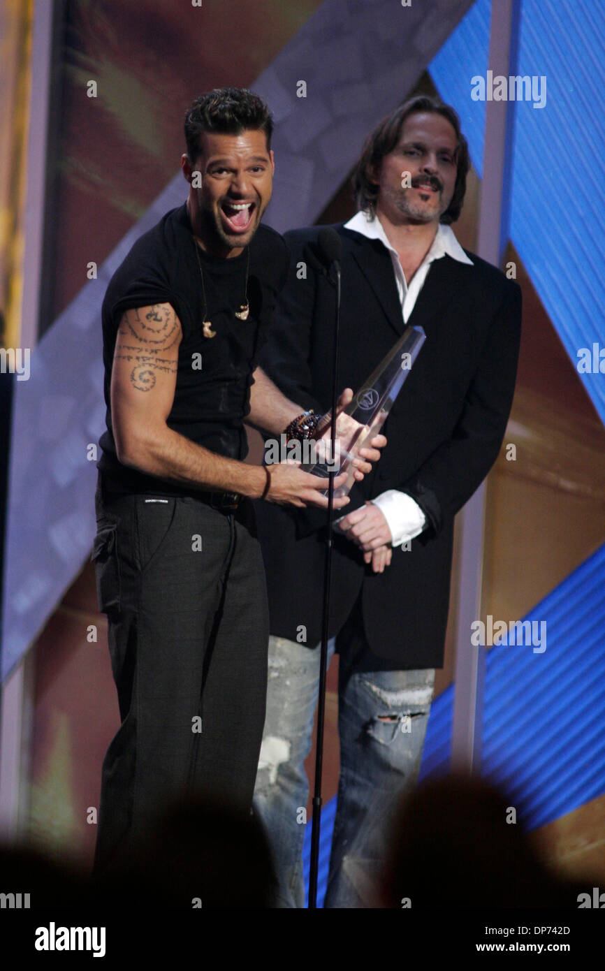 Ricky Martin (L) y la Academia Latina de la grabación persona del año Miguel  Bose interprete 'Bambu' durante el 14º Latin Grammy Awards en las Vegas,  Nevada, 21 de noviembre de 2013.