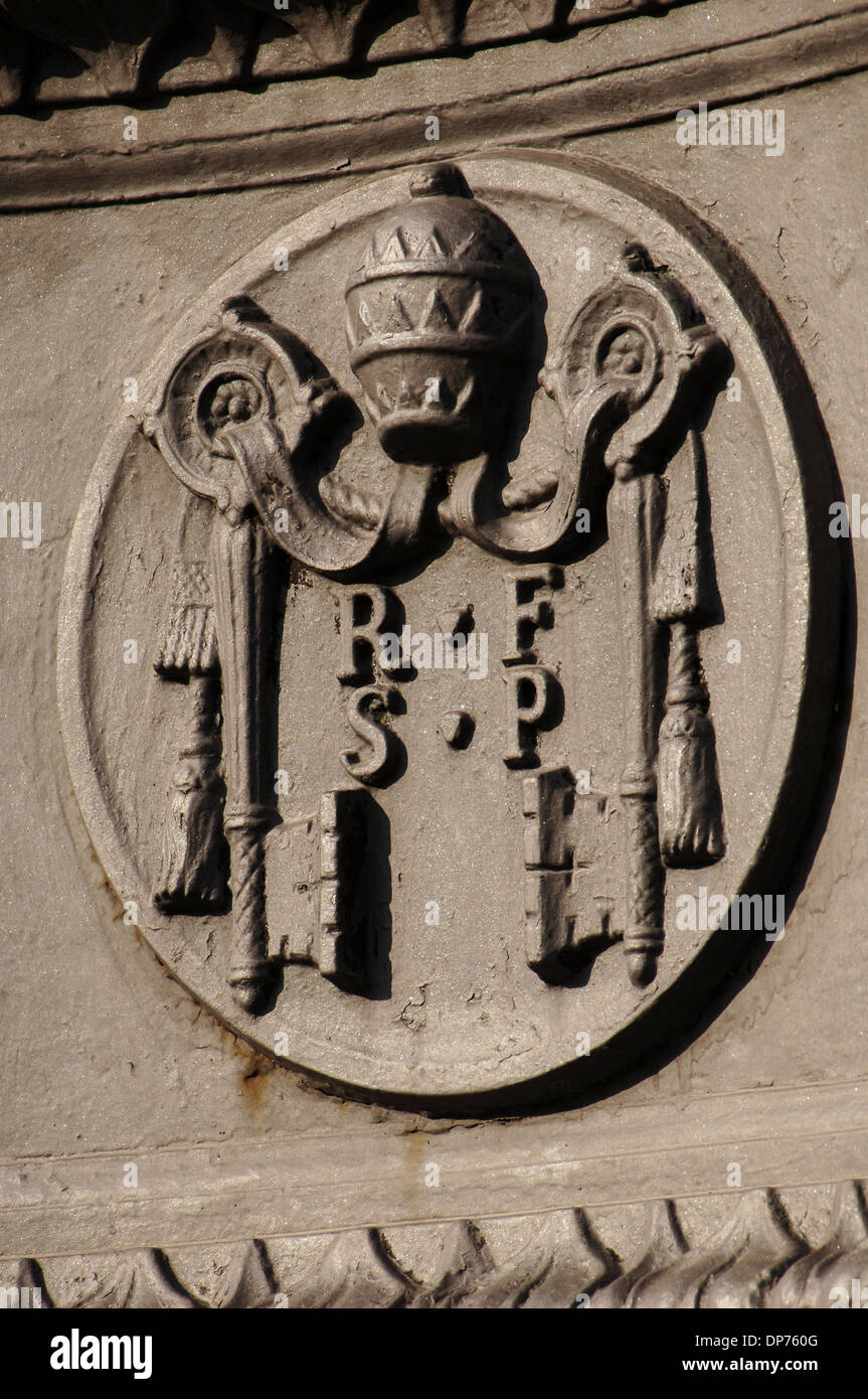Emblema de la Reverenda Fábrica de San Pedro (Fabbrica di San Pietro). La Plaza de San Pedro. Ciudad del Vaticano. Foto de stock