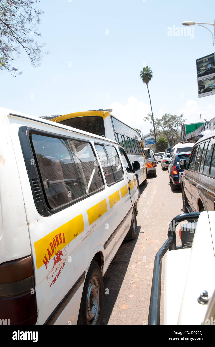 Cola de tráfico en Nairobi (Kenia) con minibus matatu llevar logotipo para el Manchester United en la ventanilla trasera Foto de stock