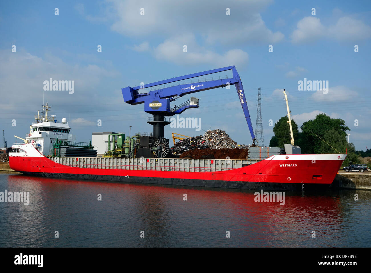 E-grúa, grúa de chatarra de metal reciclado en carguero, Van Heyghen terminal de exportación de reciclaje, puerto de Gante, Flandes, Bélgica Foto de stock