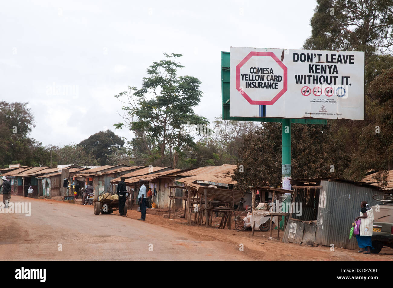 Namanga town en frontera entre Tanzania y Kenia con baja calidad dukas y tiendas en la calle principal, a la frontera en el sur de Kenya Foto de stock