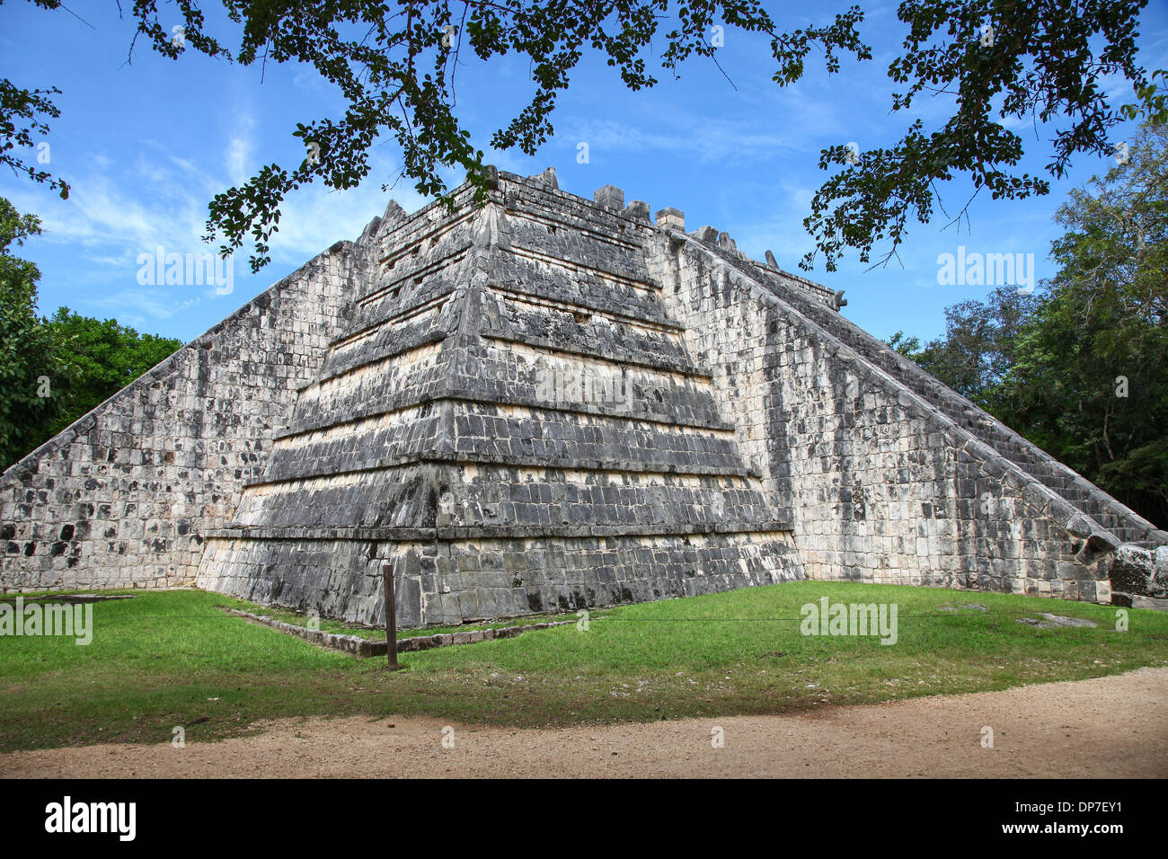Pirámide escalonada o las ruinas mayas de Chichen Itza, en la península de Yucatán de México América del Norte Foto de stock