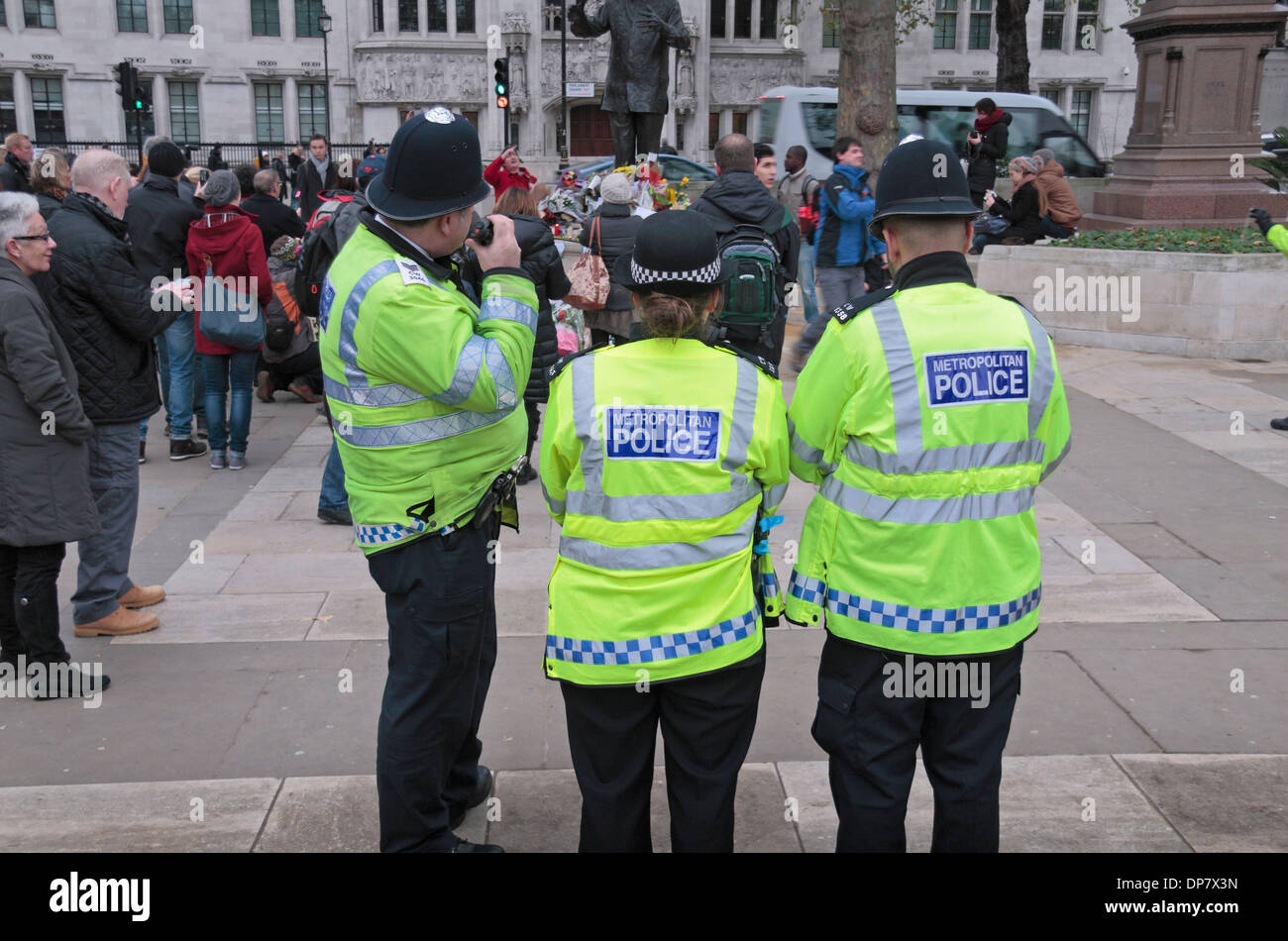 Tres funcionarios de la Policía Metropolitana en Parliament Square, Londres, Reino Unido. Foto de stock