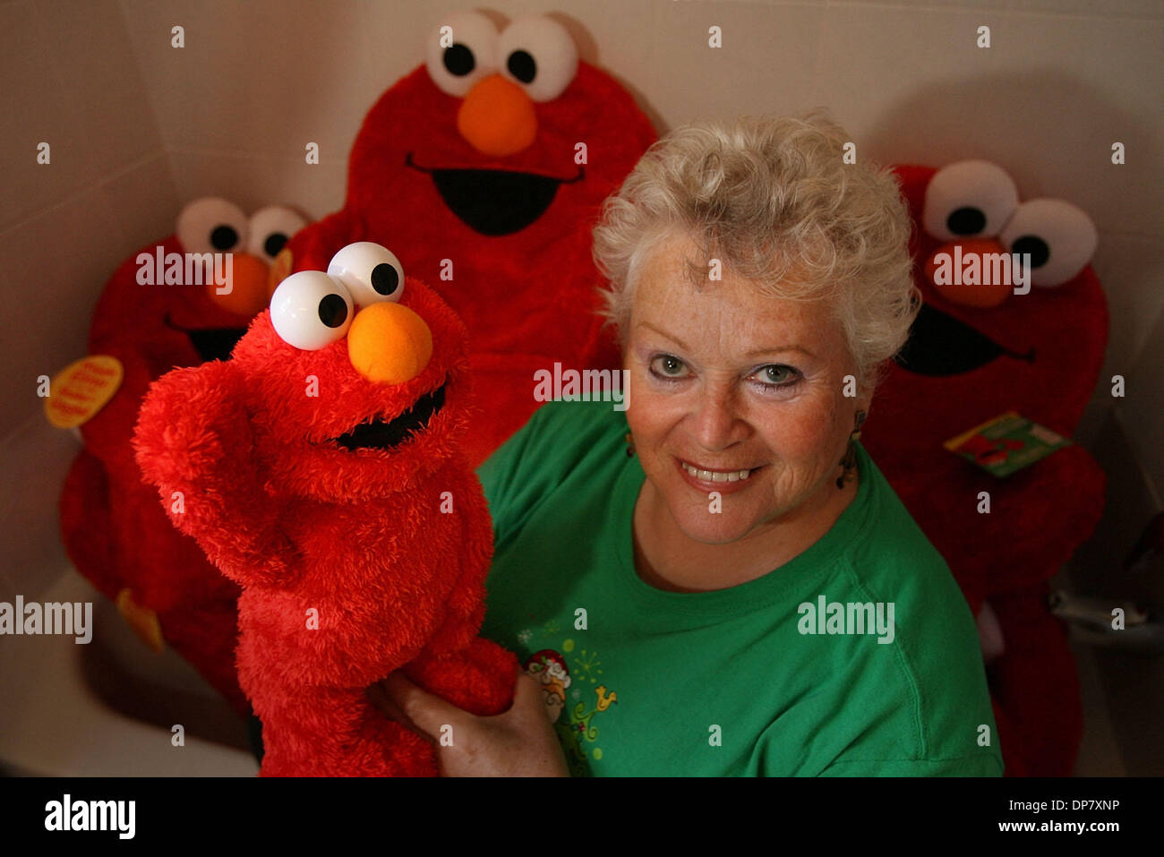Nov 28, 2006; West Palm Beach, FL, EEUU; Soleado Jackson, posee una docena  de Elmo cosquillas XTreme dolls compró en Ebay hace 2 meses. Ella tiene en  Inglés, Español y Francés, hablando
