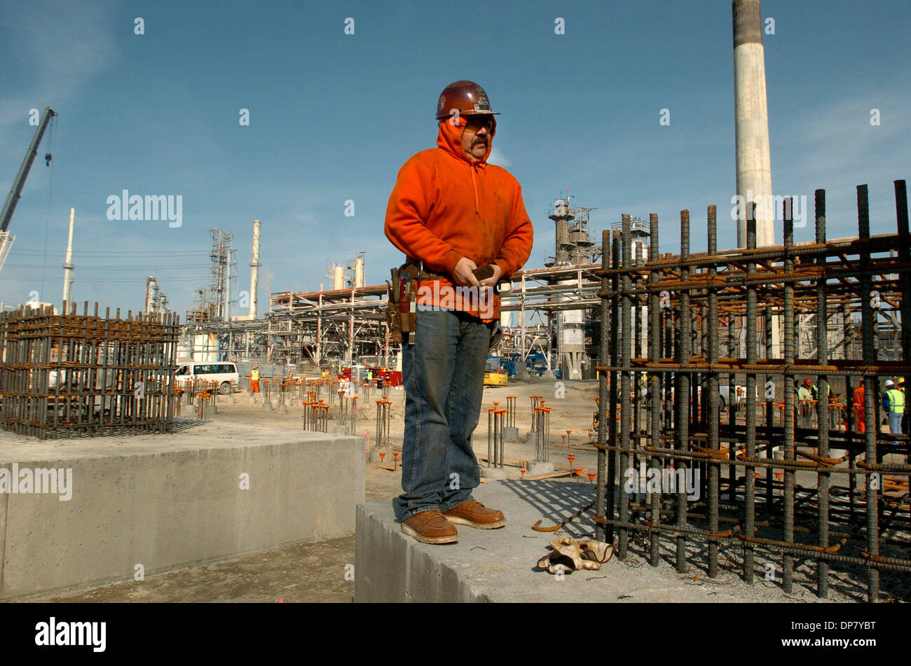 Nov 30, 2006; Pacheco, CA, EE.UU.; Hierro trabajador George Lopez se estira  como sigue trabajando en el gran proyecto de construcción de la refinería  Tesoro en Pacheco, California el jueves, 30 de