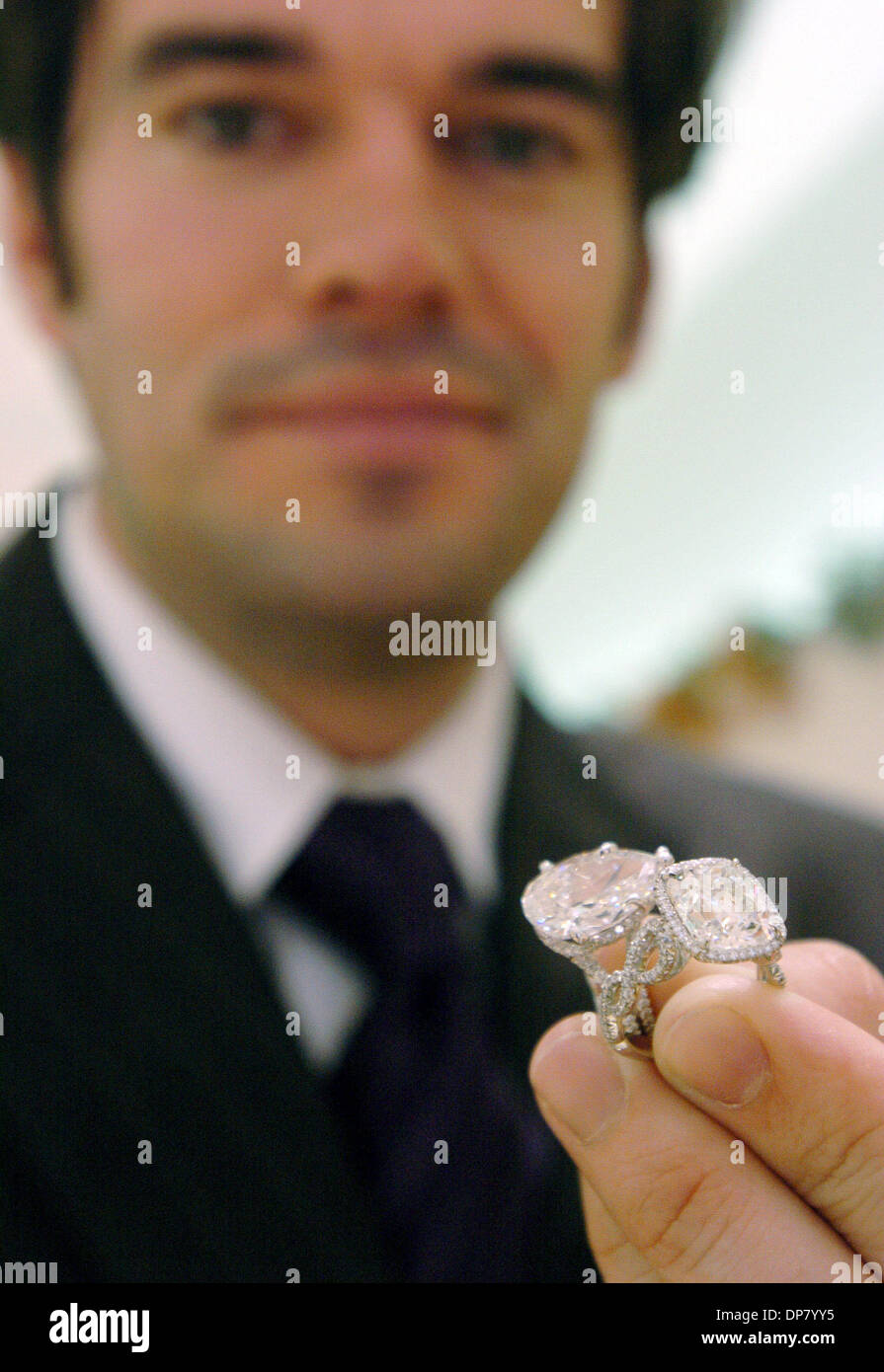09 Nov, 2006; Walnut Creek, CA, EE.UU.; Geoff Cooper, gerente de ventas de  Simayof talladores de diamantes y joyeros, sostiene un par de anillos de  diamantes en el almacén en Walnut Creek,