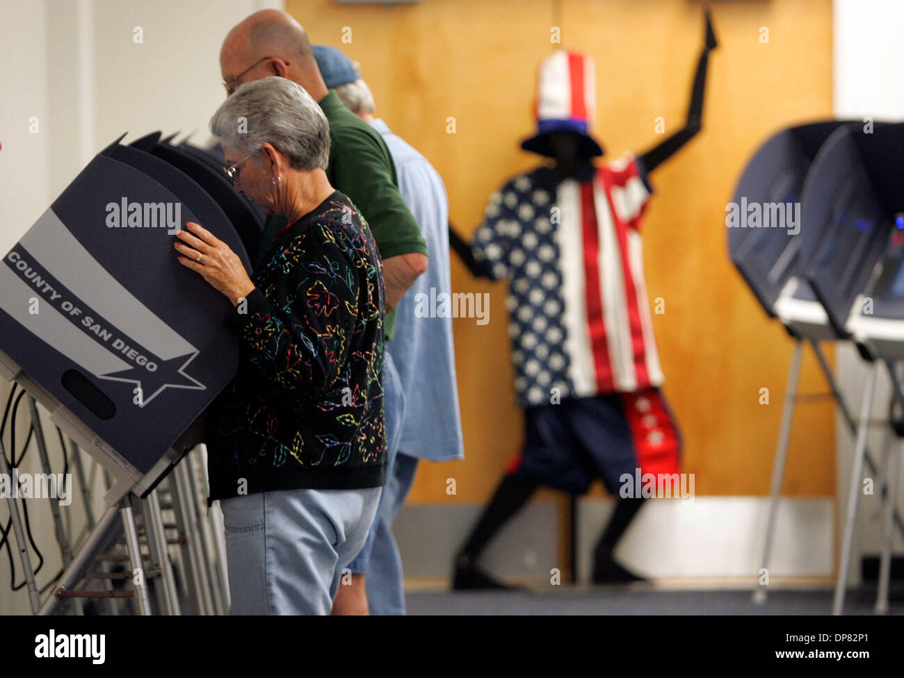 Oct 09, 2006 - San Diego, CA, EE.UU., el primer día de votación comenzó el lunes en el condado Registars office. Aquí, Sara Wood, de Imperial Beach, y su esposo Merrill Madera, detrás, votar el lunes. Foto de stock