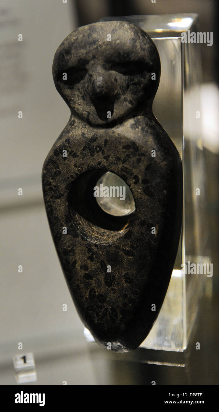 En la prehistoria. En la Edad de Piedra. Figurilla de humano con representaciones estilizadas, como un eje-agujero de Kiuruvesi ax. Foto de stock