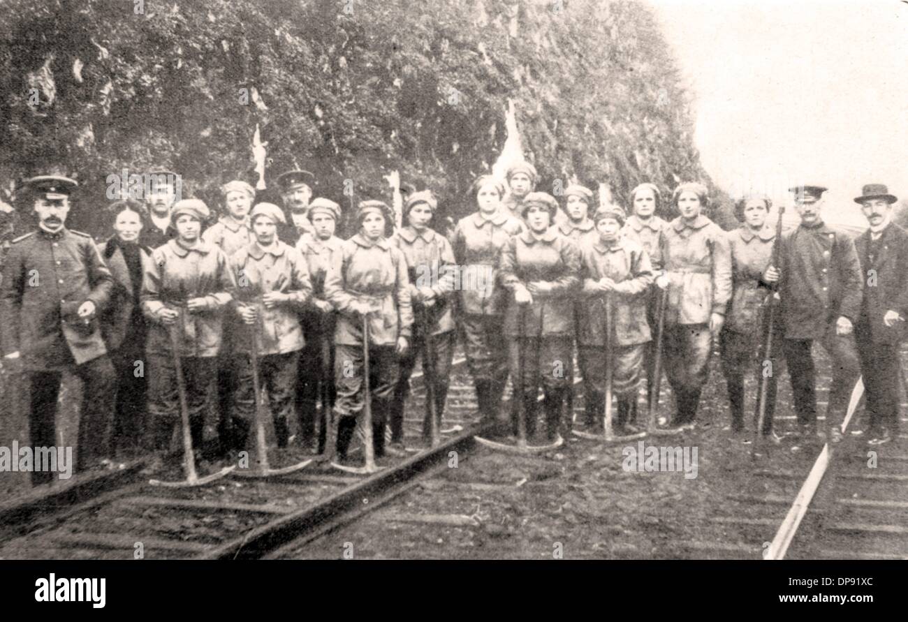 Las mujeres trabajan como platelayers en una vía ferroviaria en 1916, lugar desconocido. Archivo fotográfico für Zeitgeschichte Foto de stock