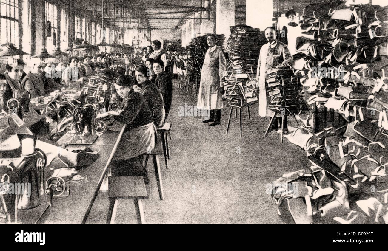 Las mujeres trabajan en una producción de mochilas con máquinas de coser Singer alrededor de 1915, lugar desconocido. Archivo fotográfico für Zeitgeschichte Foto de stock