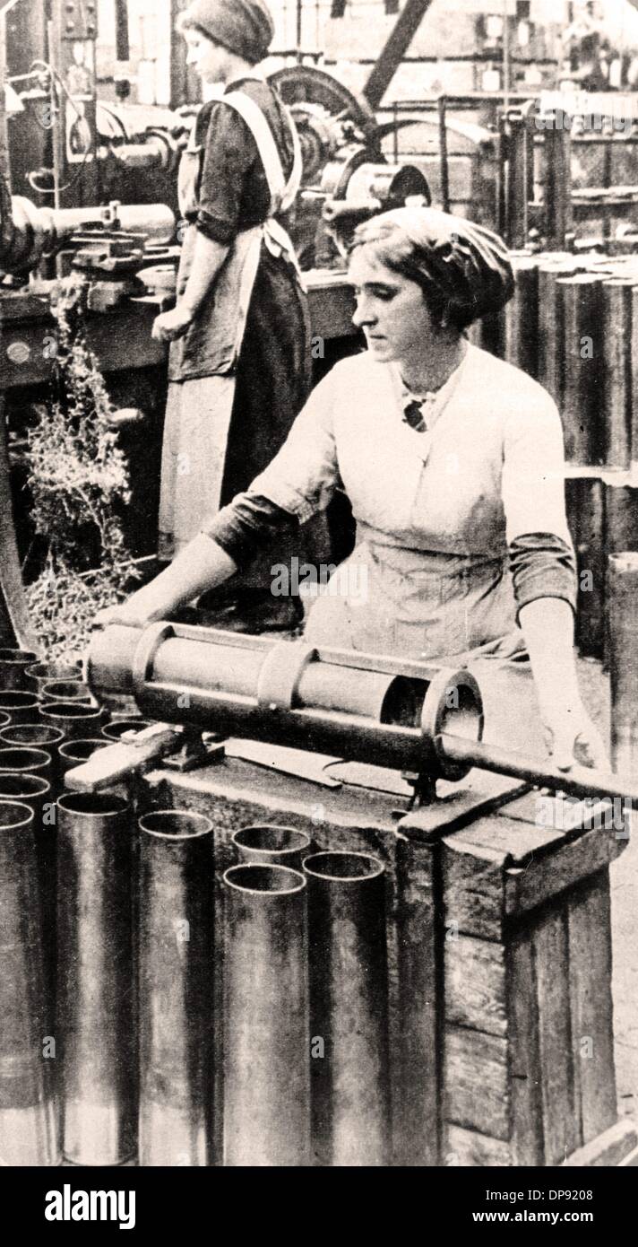 Las mujeres trabajan en una fábrica de municiones, lugar y fecha desconocidos. Archivo fotográfico für Zeitgeschichte Foto de stock