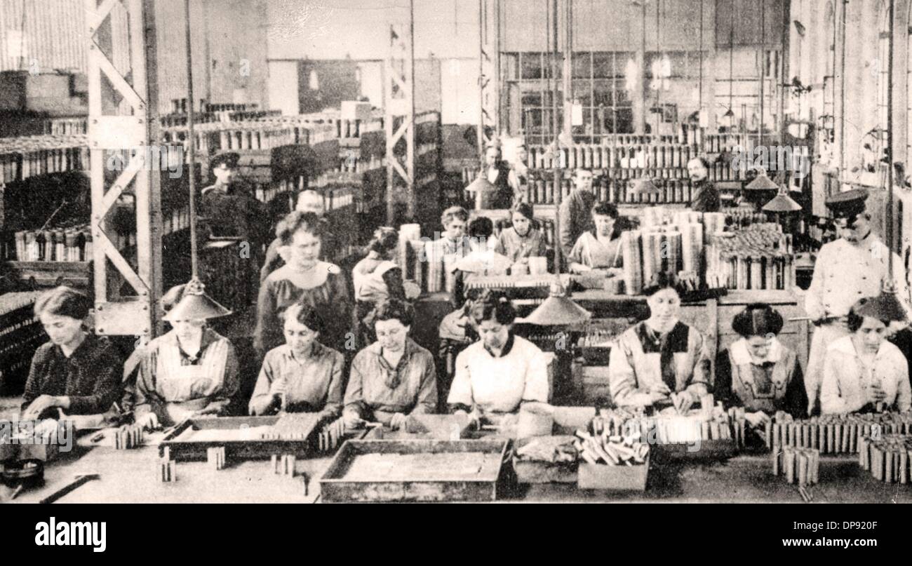 Las mujeres trabajan en una fábrica de municiones en Berlín-Spandau, fecha desconocida. Archivo fotográfico für Zeitgeschichte Foto de stock