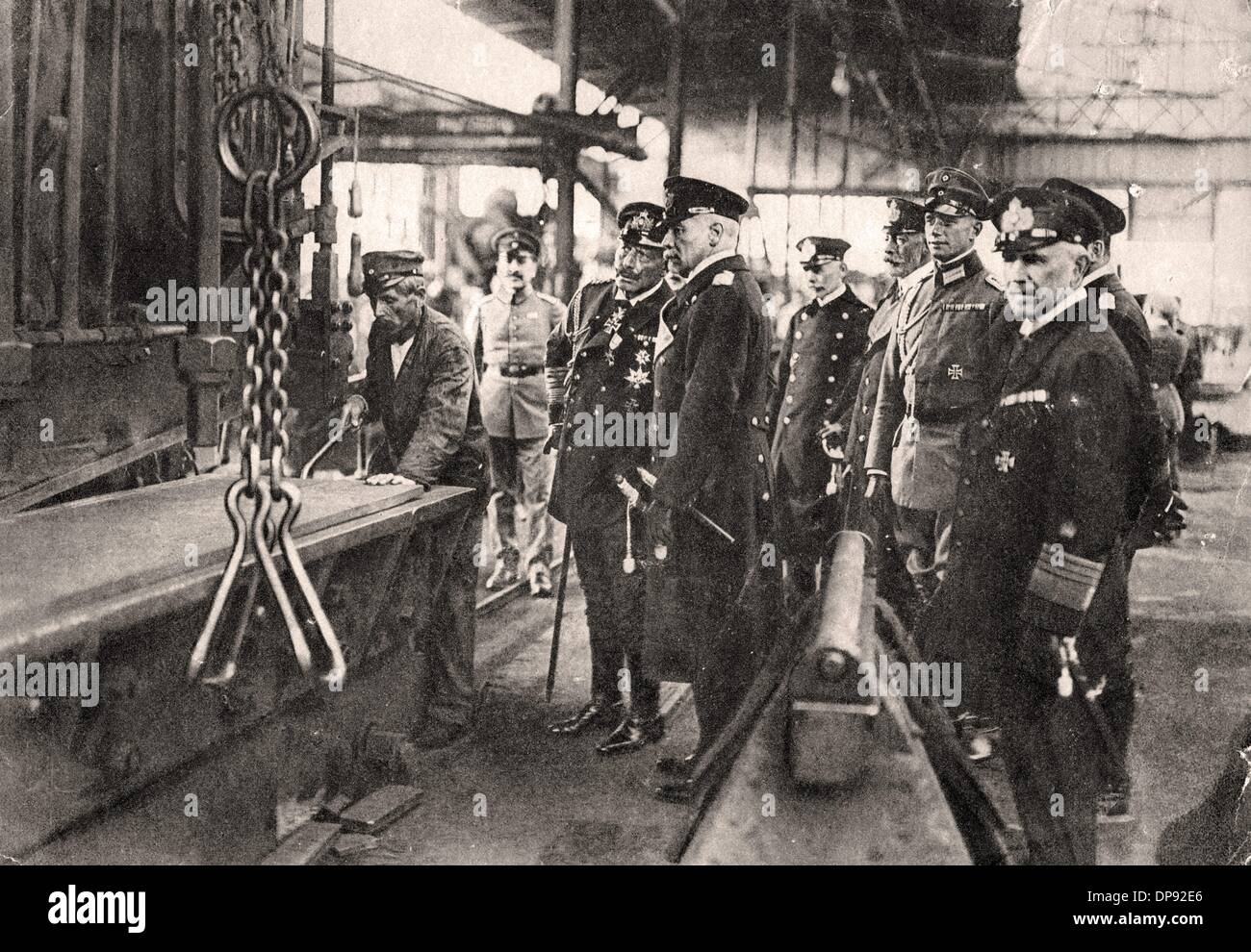 El emperador alemán Guillermo II (C) visita una fábrica alemana de armas y municiones y observa a un trabajador cortar placas de blindaje, lugar y fecha desconocidos. Archivo fotográfico für Zeitgeschichte Foto de stock