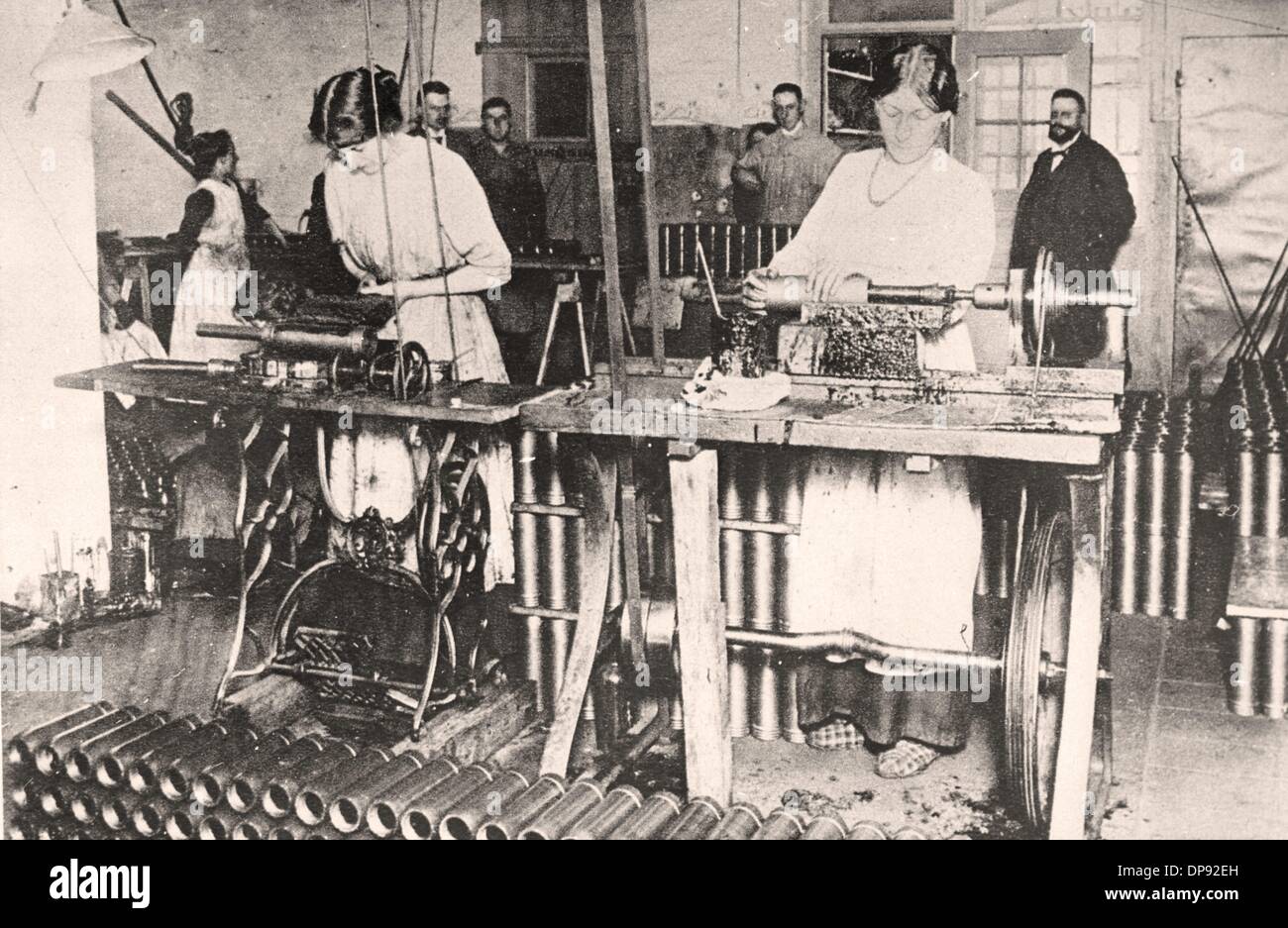 Las mujeres muelen y lacen granadas en una fábrica alemana de armas y municiones en 1915, lugar desconocido. Archivo fotográfico für Zeitgeschichte Foto de stock