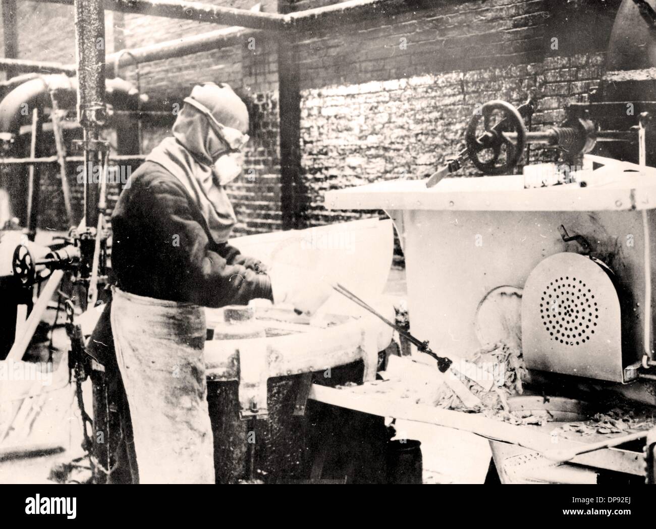 Producción de guncotton en una planta de nitración, lugar y fecha desconocidos. Guncotton fue un reemplazo para el polvo negro durante la Primera Guerra Mundial Archivo fotográfico für Zeitgeschichte Foto de stock