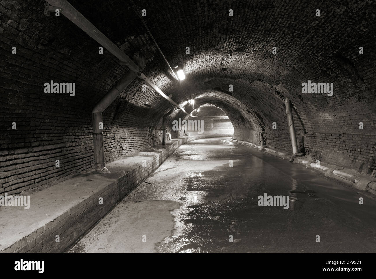 El torrente, torrente Aposa Aposa o, a 7 kilómetro de largo túnel Romano pasando justo en el centro de Bolonia Foto de stock