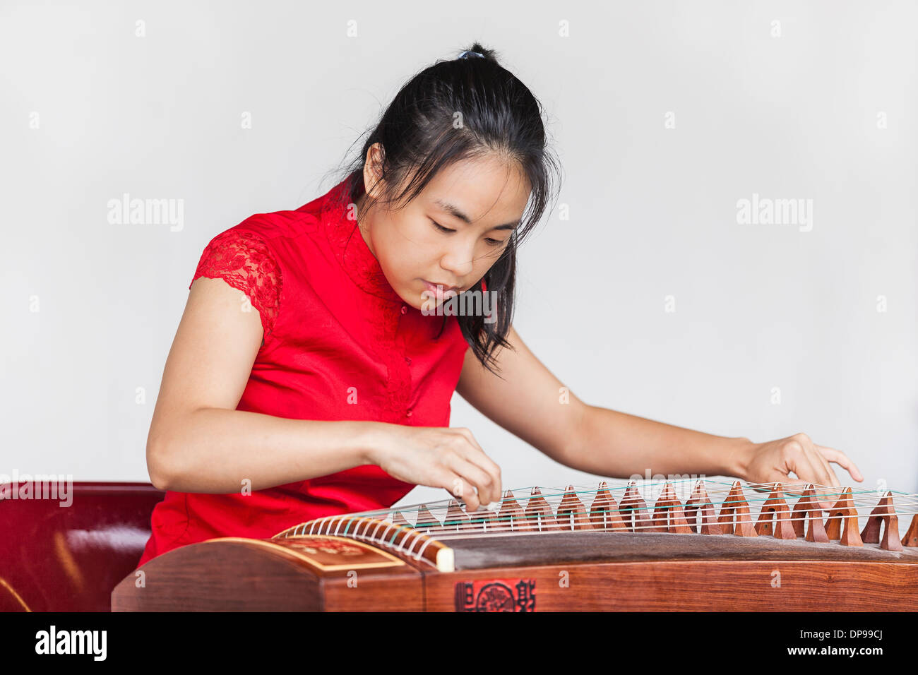 Niña jugando un guzheng chino o gu zheng Fotografía de stock Alamy