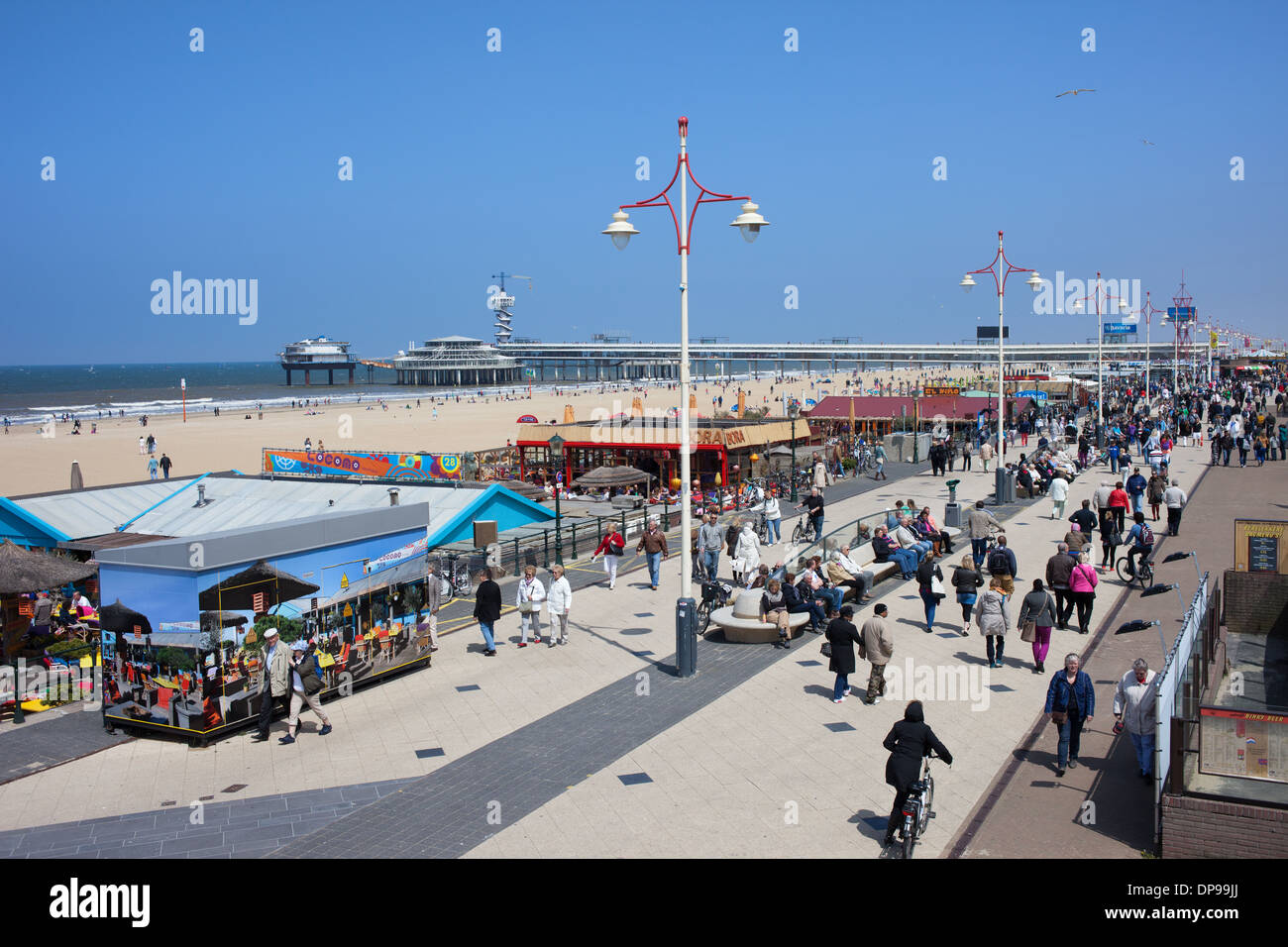 Cafés, restaurantes, clubs a lo largo de la playa Scheveningen paseo al lado del mar del Norte en La Haya, Holanda, Países Bajos. Foto de stock