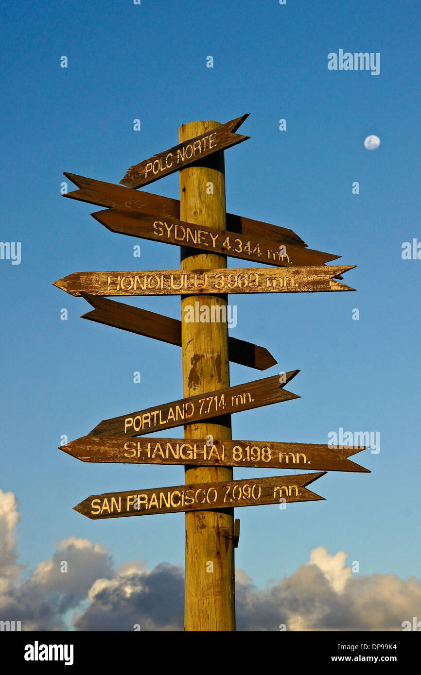 Marcador en la Isla de Pascua, Chile, mostrando la distancia y dirección a diversos lugares en el mundo Foto de stock