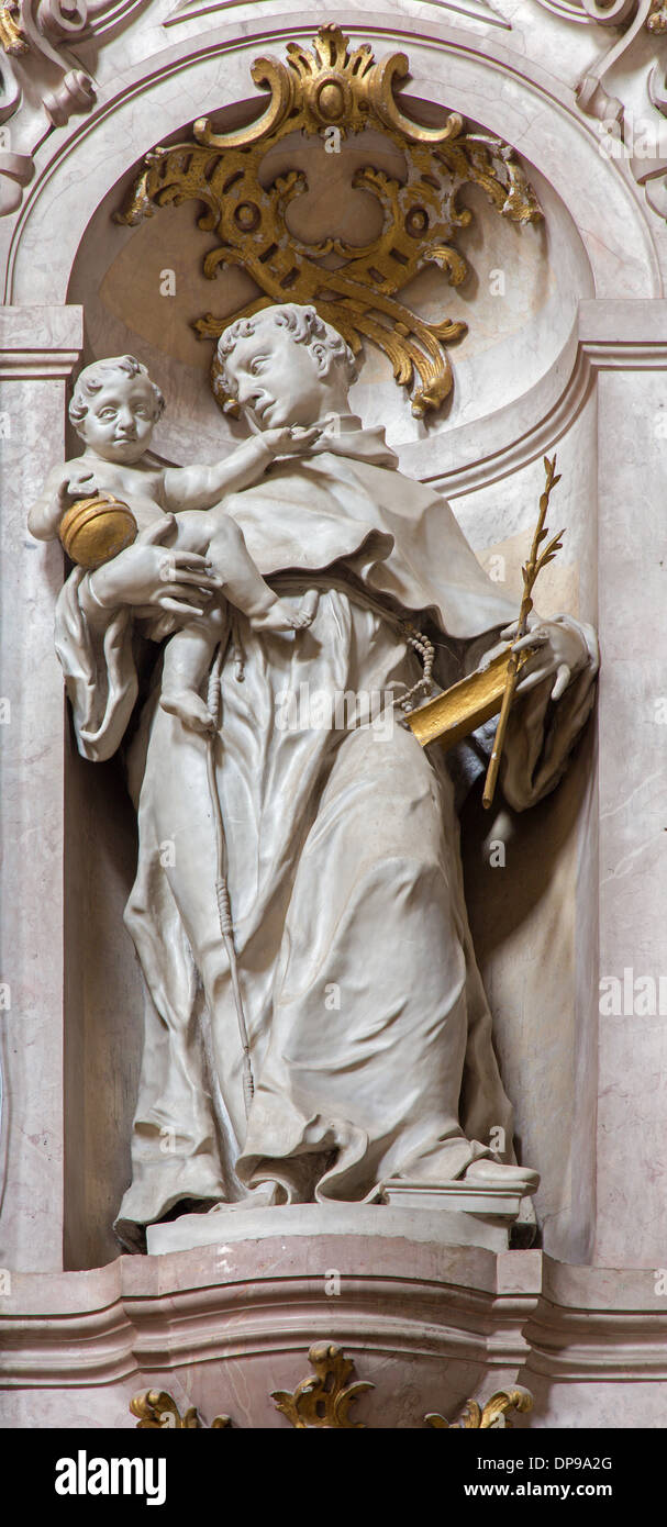 Jasov - escultura barroca de San Antonio de Padua en la nave del claustro Premonstratesian Foto de stock