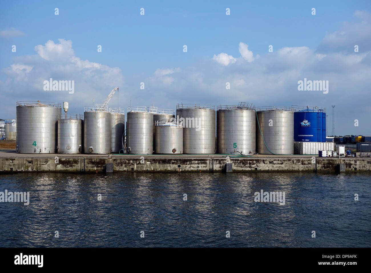 Los tanques de almacenamiento de TWZ, coleccionista de industriales peligrosos y no peligrosos de tráfico marítimo, puerto de Gante, Bélgica Foto de stock