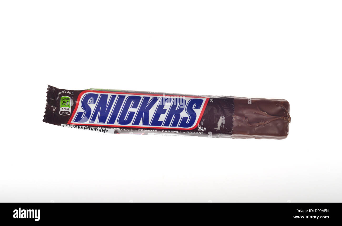 Un open bar Snickers con Envoltura desgarrada mostrando dulces sobre fondo blanco del recorte. Ee.Uu. Foto de stock