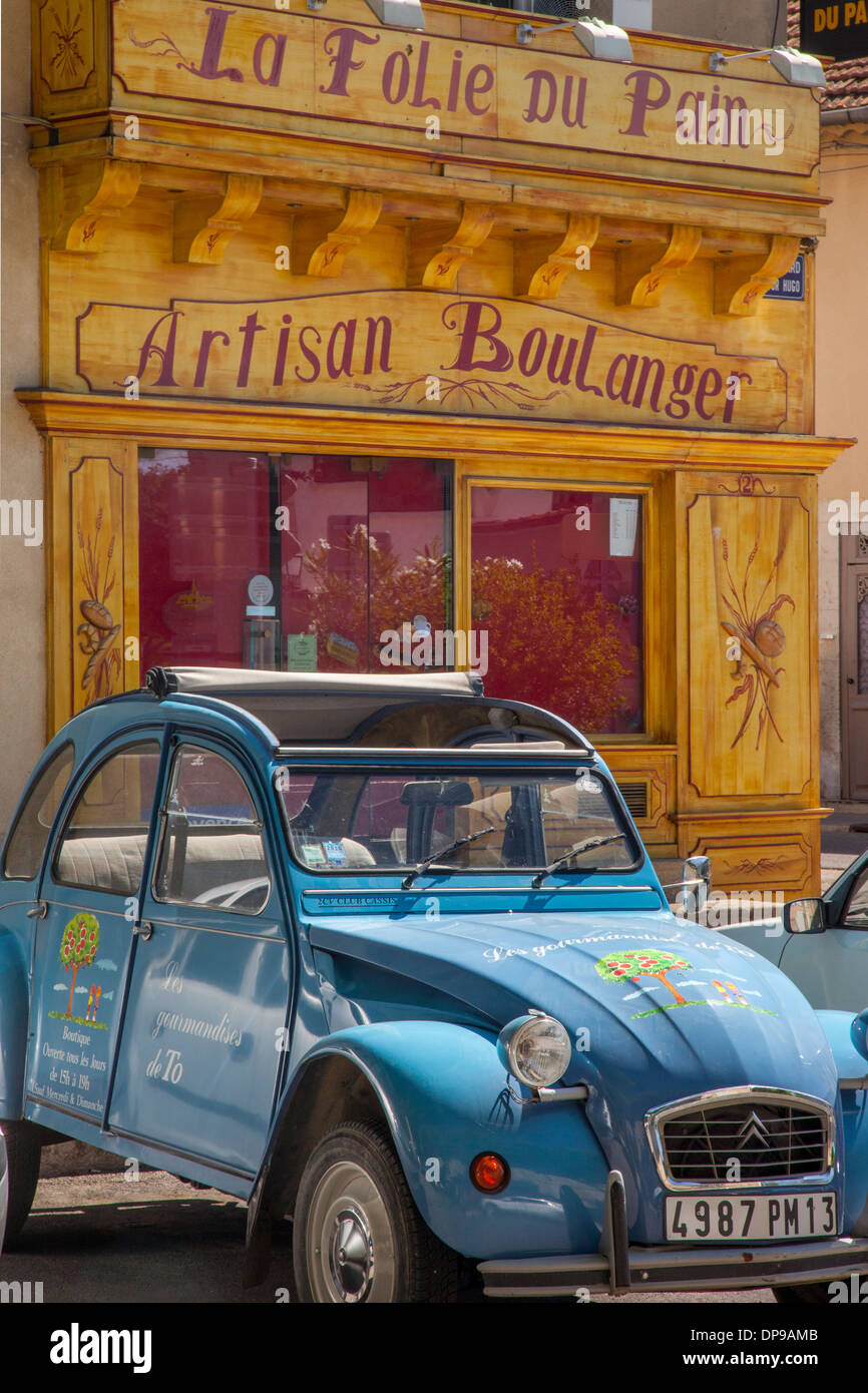 Deux Chevaux coche Citroën estacionado en frente de panadería en Saint Remy de Provence, Francia Foto de stock