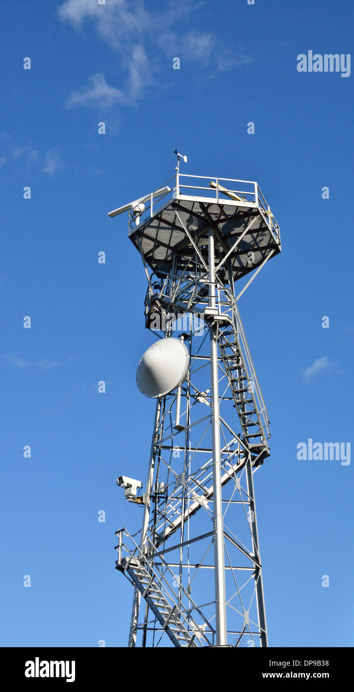 Torre de radar con cámara y relé de microondas a lo largo de Cape Cod Canal para la vigilancia del tráfico marítimo del canal Foto de stock