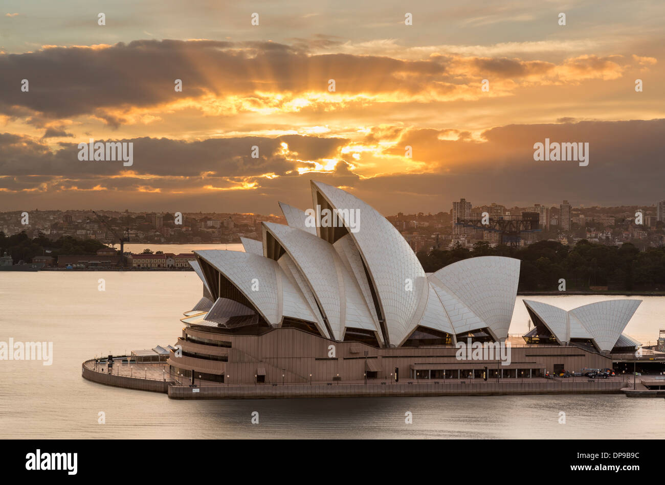 Amanecer sobre la icónica Ópera de Sydney, Australia Foto de stock