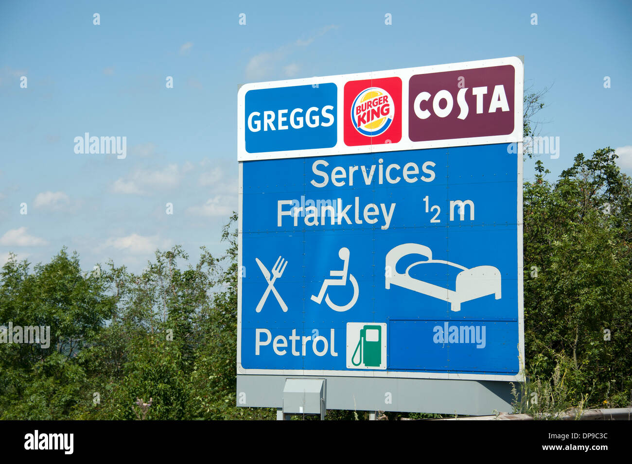 Los servicios de la autopista Frankley Greggs Costa gasolina Foto de stock