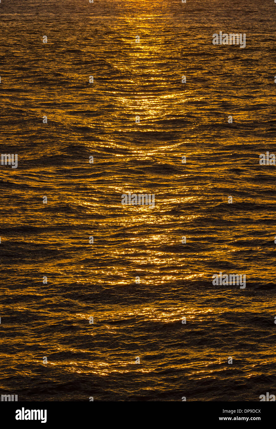 Puesta de sol sobre el agua Foto de stock