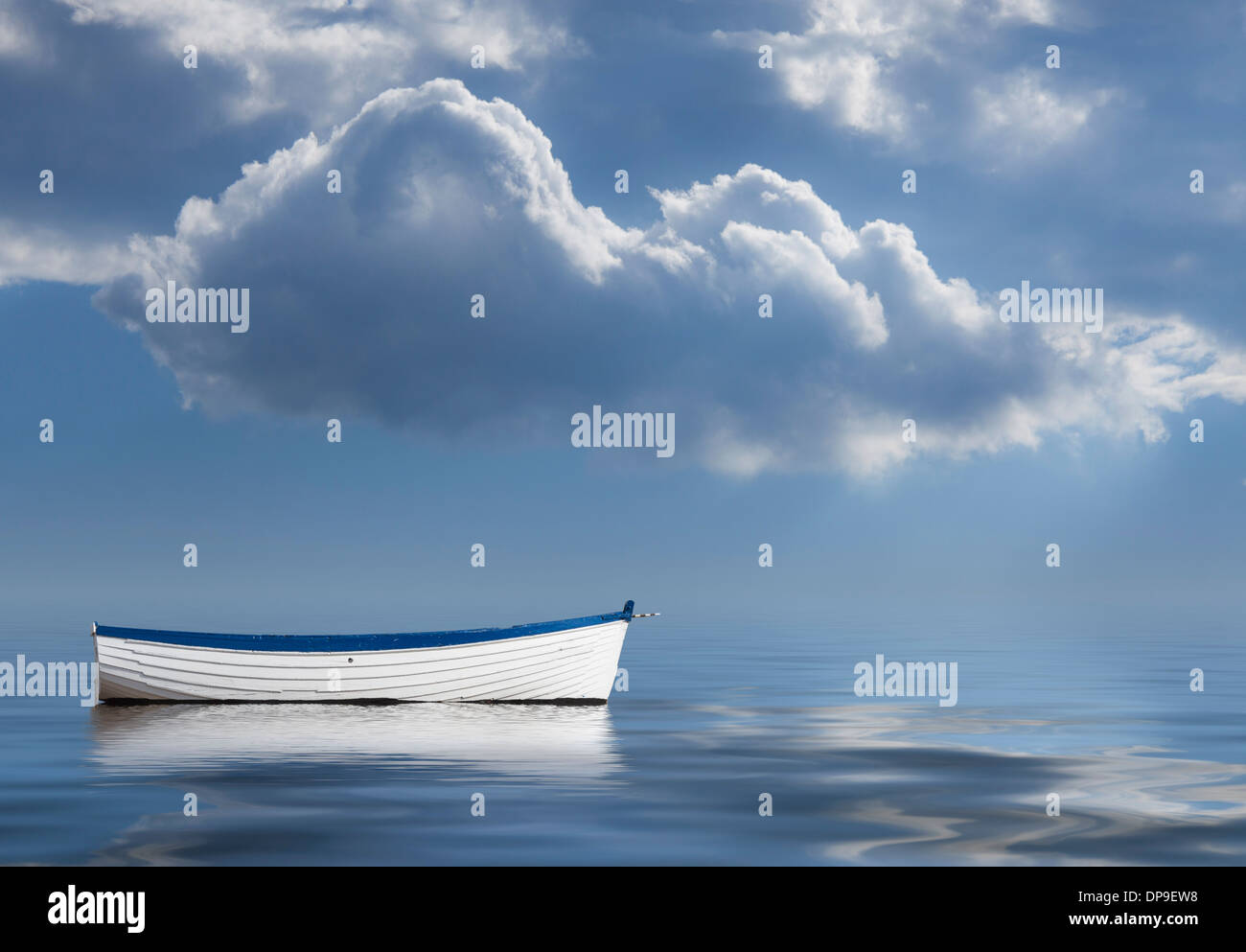 La soledad, la falta de liderazgo, perdido, sin rumbo, a la deriva una imagen conceptual del vacío bote a remo en el mar Foto de stock