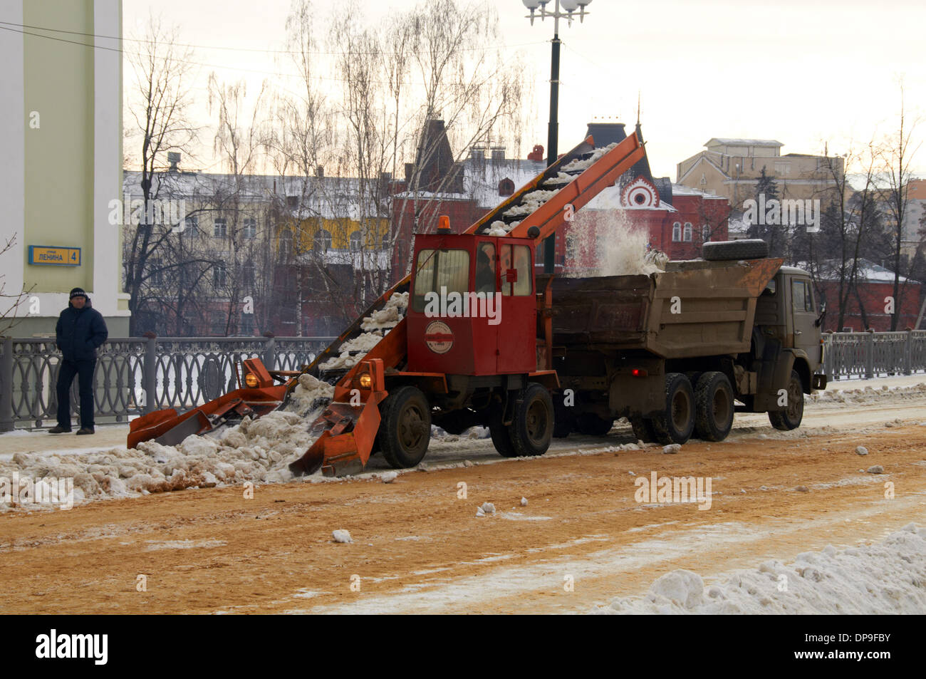 Federación de nieve más clara en la calle en Oryol Foto de stock