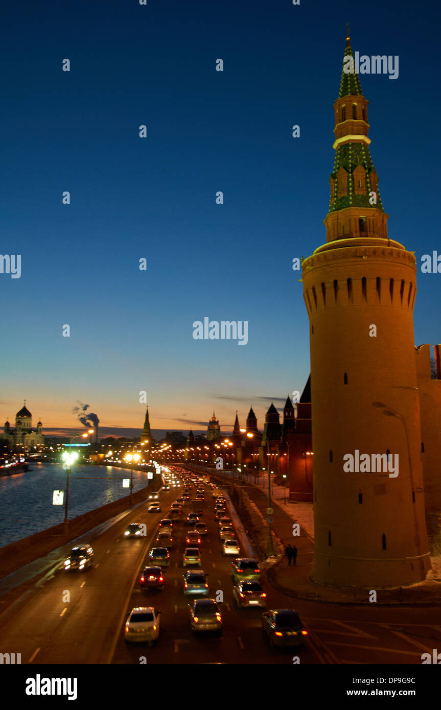 Torre del Kremlin de Moscú en la noche Foto de stock